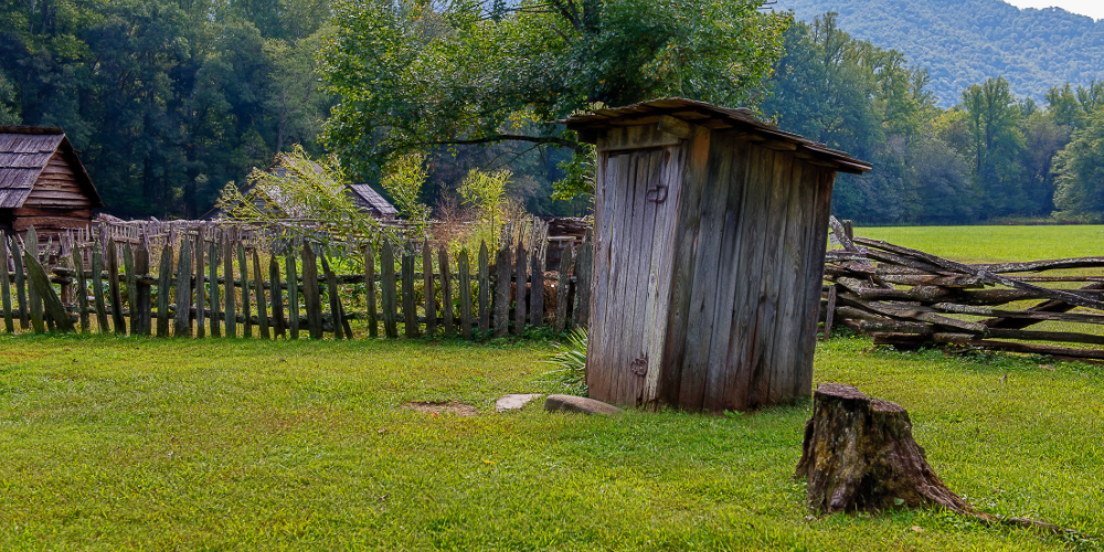 Proč latrína zapáchá i když ji zasypáváte (a jak to vyřešit)2